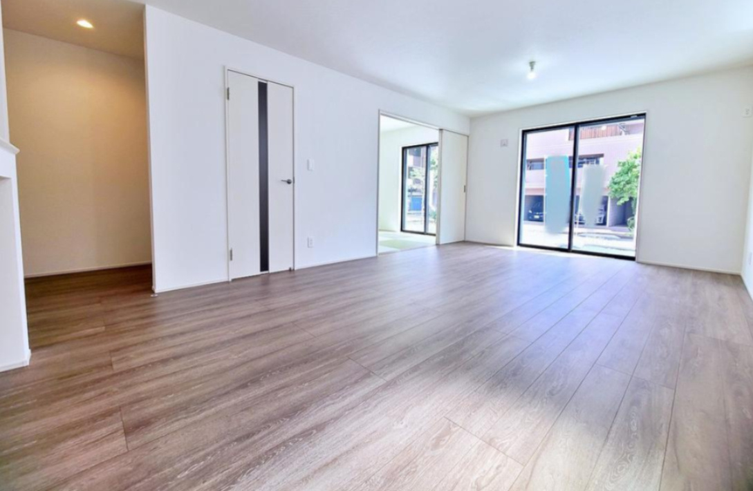 【GRAFARE　ZEH水準仕様】小平市栄町６期の居間・リビング|自然光に包まれたリビング。あふれる陽光の輝き、子どもたちの笑顔も光り輝いて見えますね
