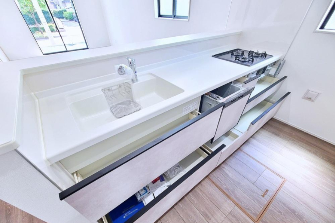 【GRAFARE　ZEH水準仕様】小平市栄町６期のキッチン|食器洗浄機、オールスライド収納を採用した、機能的な対面キッチンです。