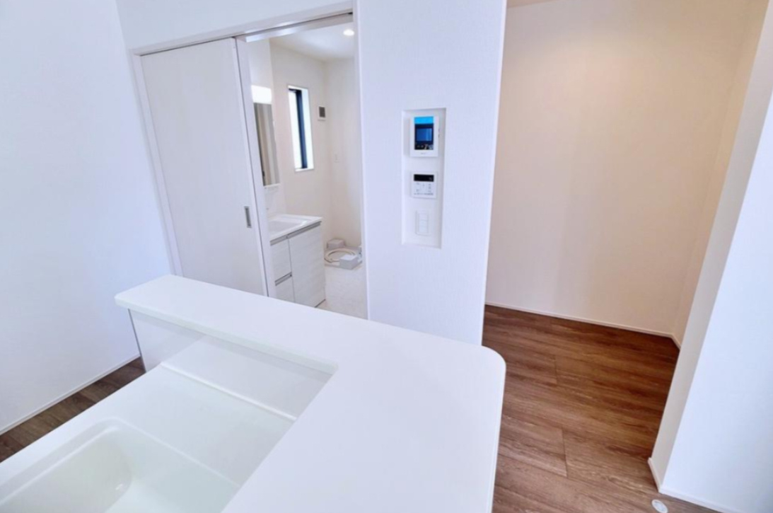 【GRAFARE　ZEH水準仕様】小平市栄町６期のキッチン|キッチンの隣にサニタリーがあります。パントリースペースは、食器や食材のストックに便利です。