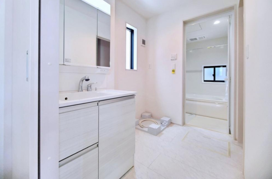 【GRAFARE　ZEH水準仕様】小平市栄町６期の洗面所|白を基調とした明るい洗面所！
ドラム式の洗濯機も設置可能な設計です♪