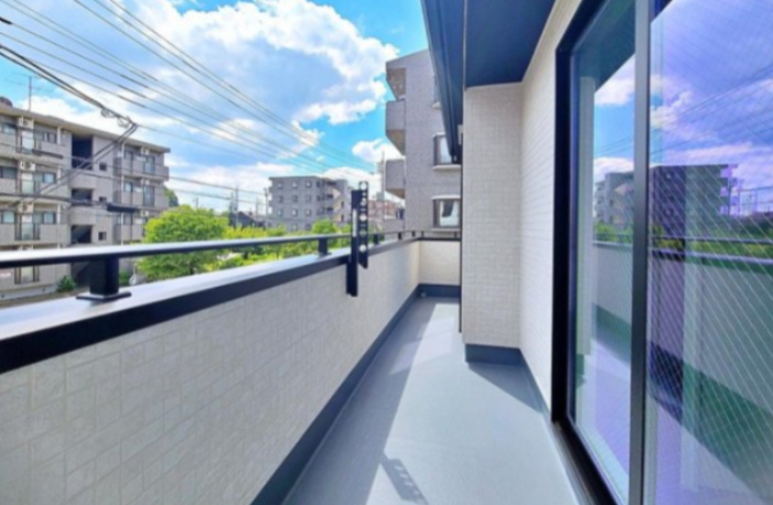 【GRAFARE　ZEH水準仕様】小平市栄町６期のバルコニー|ひろびろ南側のバルコニー♪奥行もありますのでお洗濯ものもたくさん干せます♪