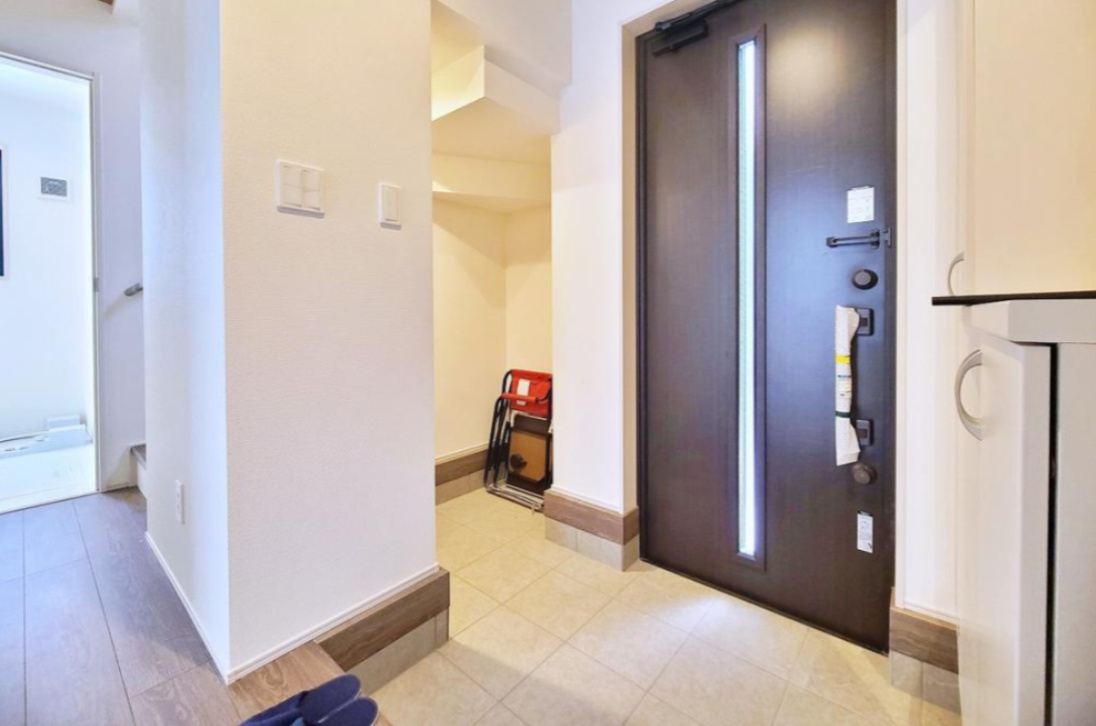 【GRAFARE　ZEH水準仕様】小平市栄町６期の玄関|土間を延長し、ベビーカーやスキー用品などを置けるスペースをご用意しています。