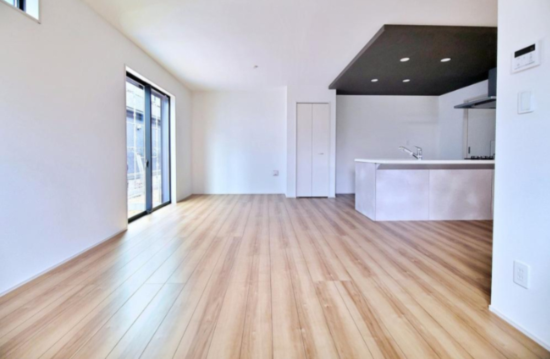 【GRAFARE　ZEH水準仕様】小平市栄町７期の居間・リビング|たっぷりの日差しや心地良い風が入る、広々としたリビングが魅力です。