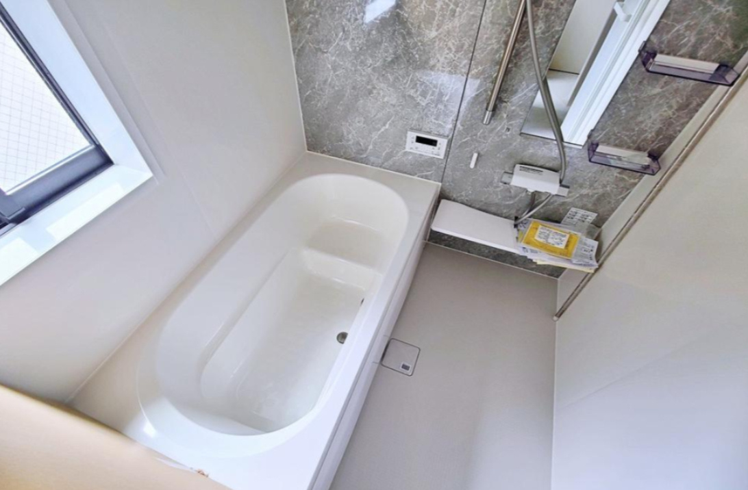 【GRAFARE　ZEH水準仕様】小平市栄町７期の浴室|毎日の疲れを癒す浴室は１坪タイプです。足を伸ばしてゆっくりとくつろげます。
雨の日や冬場のお洗濯にあると嬉しい浴室乾燥機が標準装備です！