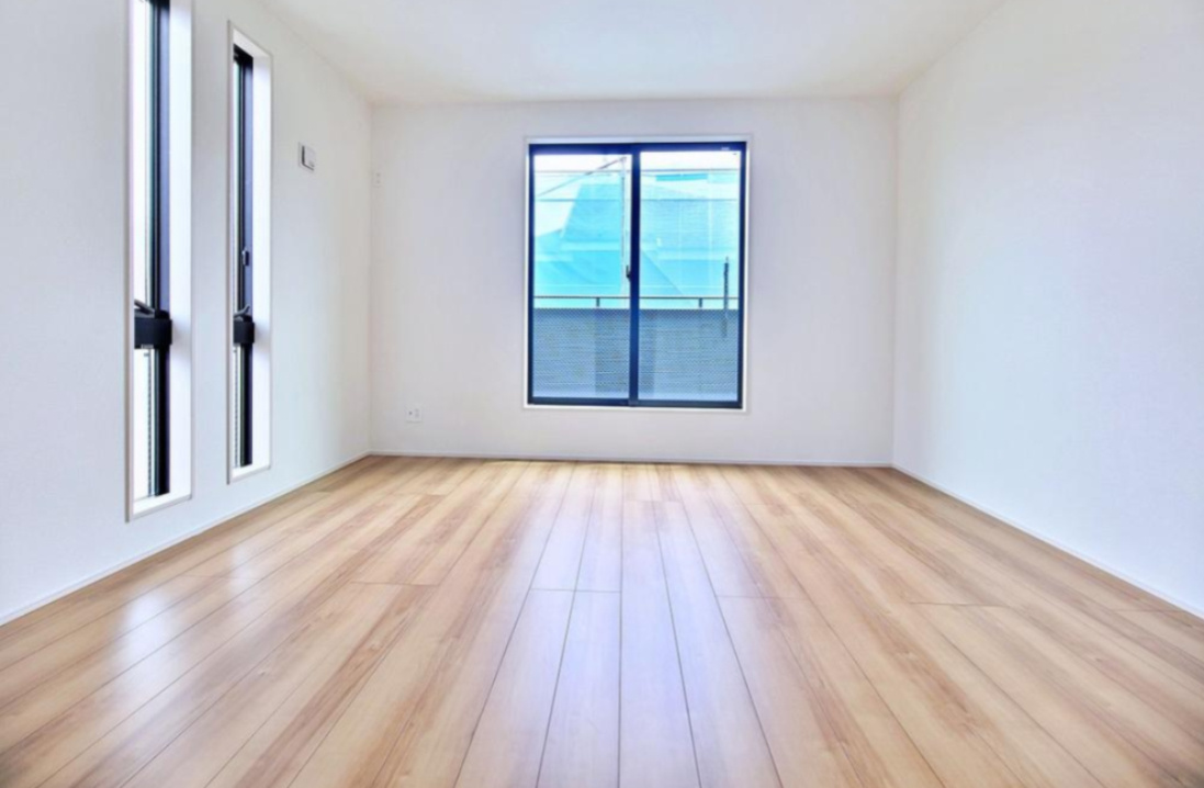 【GRAFARE　ZEH水準仕様】小平市栄町７期の洋室|明るめのフローリングですので、壁紙ともマッチし、お部屋を更に広く見せてくれる効果も。朝日と共に起きて、日中もたっぷり日差しが降り注ぐ間取り。