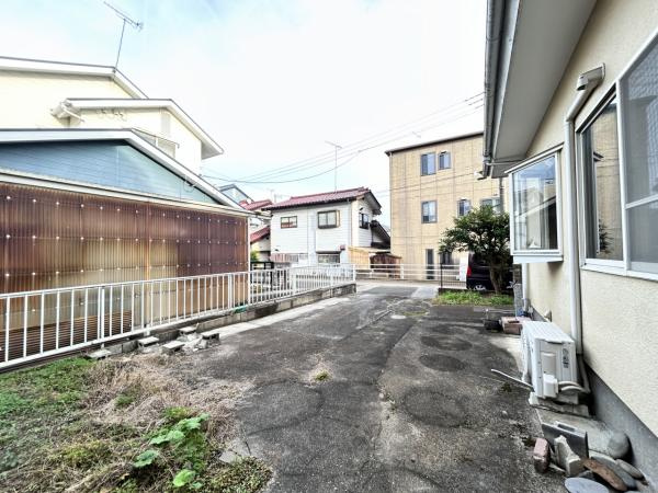 宇都宮市石井町　４DK　中古住宅の前面道路含む現地写真
