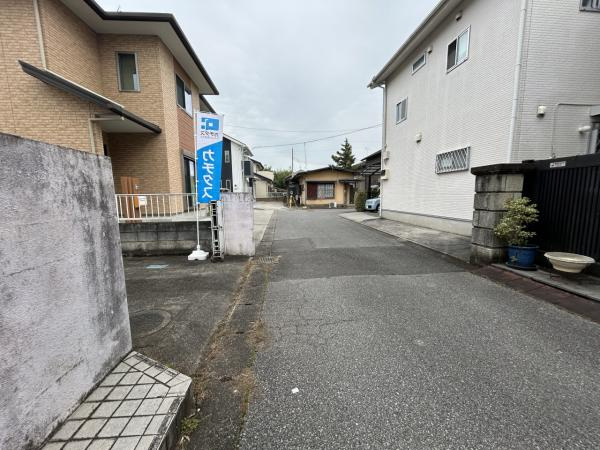 宇都宮市宝木本町　４ＬＤＫ　中古住宅の前面道路含む現地写真