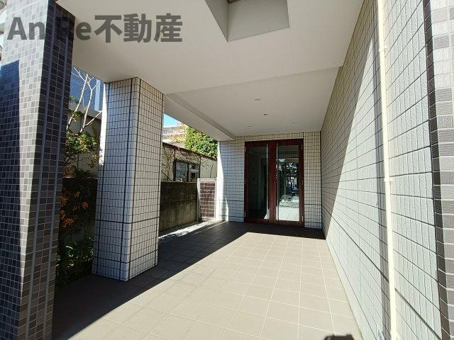 川口市大字安行西立野の賃貸マンションのエントランス