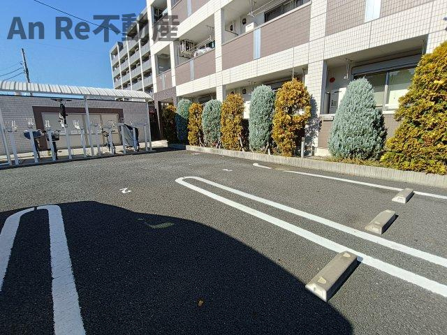 川口市大字安行西立野の賃貸マンションの駐車場