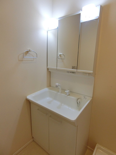 ふたばハウスの洗面所|★３面鏡にもなるシャンプードレッサー★