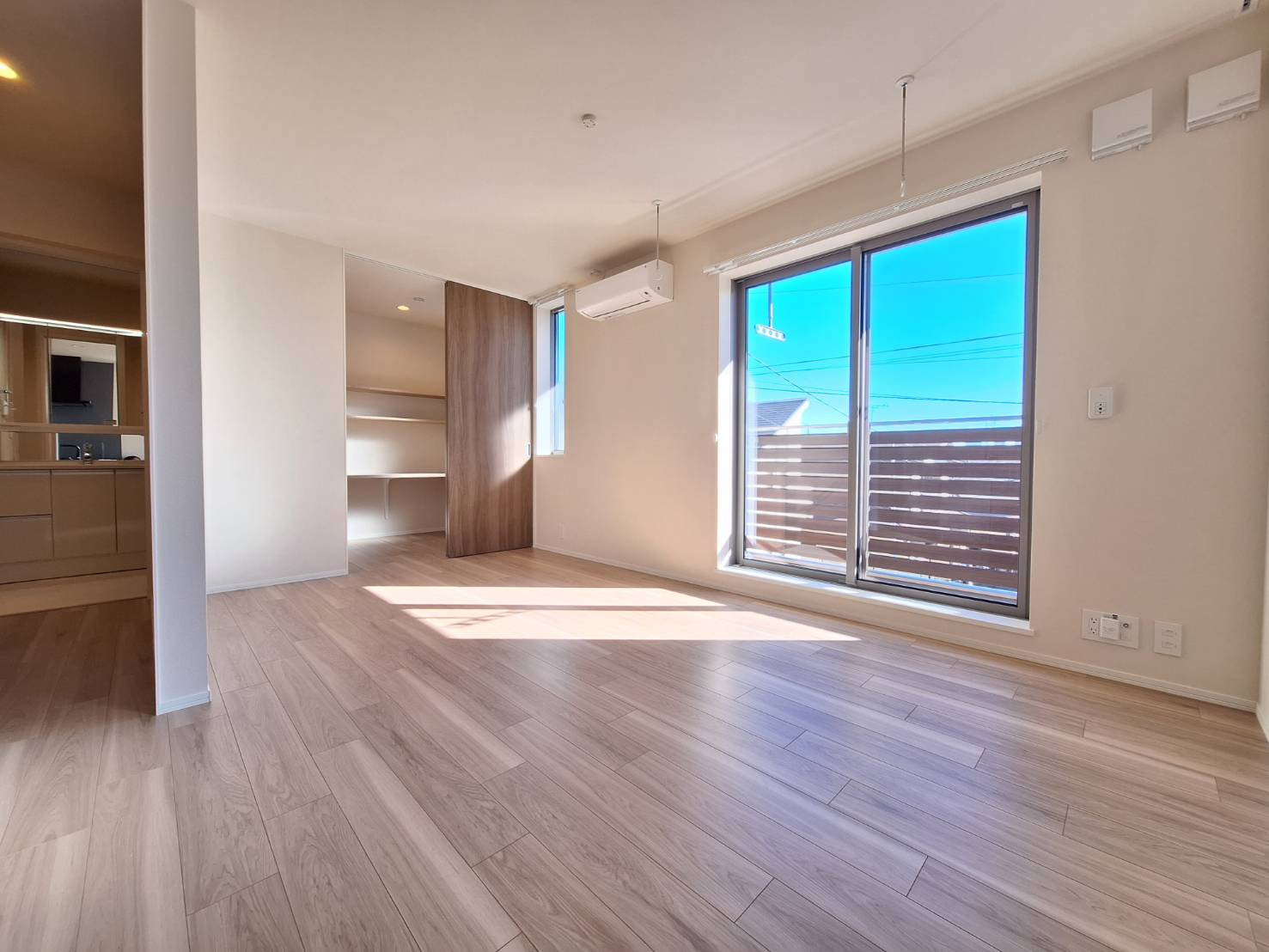 玉川野毛町パークサイドハウスCの居間・リビング|明るいリビング