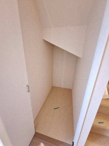 玉川野毛町パークサイドハウスCの収納|階段下収納