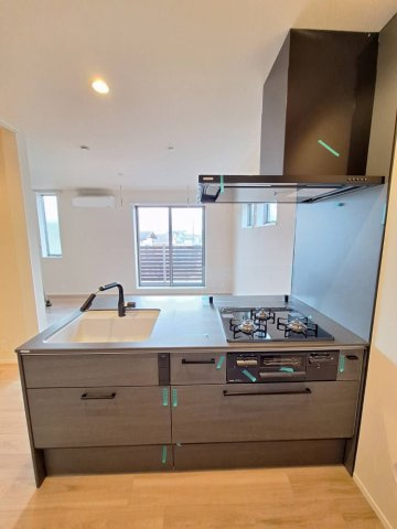 玉川野毛町パークサイドハウスCのキッチン|3口ガスグリル付き