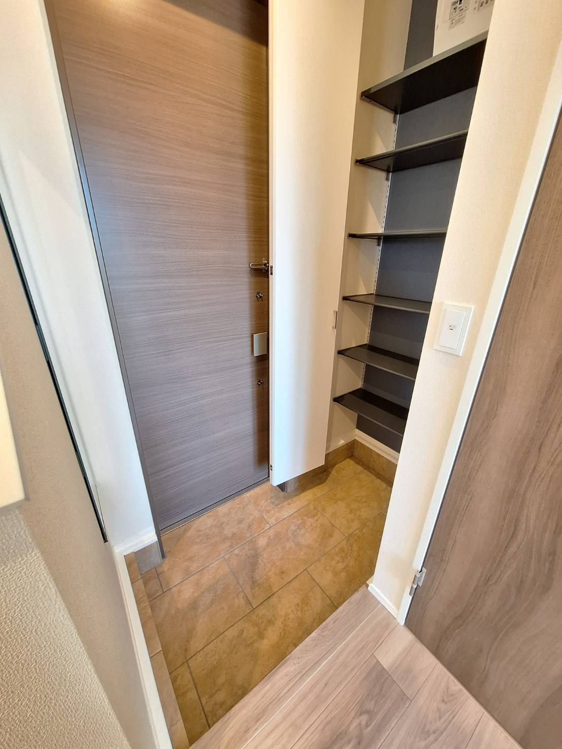 玉川野毛町パークサイドハウスCの玄関|シューズBOX