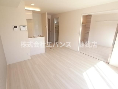 【居間・リビング】 | リオハイト | カウンターキッチンのゆったりとした居間です