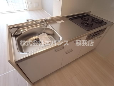 【キッチン】 | リオハイト | きれいな三口コンロ付キッチンです