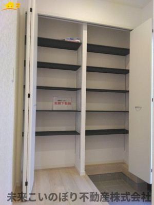 【玄関】 | Cradlegarden久喜市菖蒲町菖蒲第17 | 内側から見た玄関はとても開放感があり、気持ちよくお出かけができます。
収納もしっかりあるので家族の靴をきちんと片づけておけます。