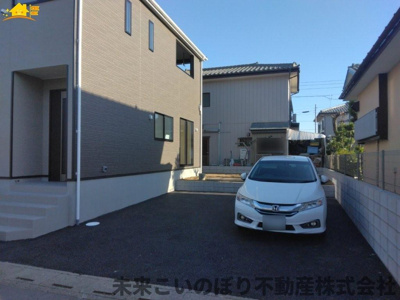 【駐車場】 | Cradlegarden久喜市菖蒲町菖蒲第17 | 駐車スペースはゆとりのある2台分確保されています。
車の運転が不安な方もゆっくり入出庫できるので安心です。