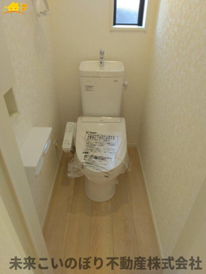 【トイレ】 | Cradlegarden久喜市菖蒲町菖蒲第17 | シンプルな機能を搭載したトイレ。家族みんなが使う場所だからこそ清潔にこだわりたいですね。