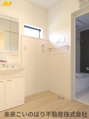 【脱衣所】 | Cradlegarden久喜市菖蒲町菖蒲第17 | 洗面脱衣室には窓があり空気の入れ替えが出来カビの防止対策できますよ。