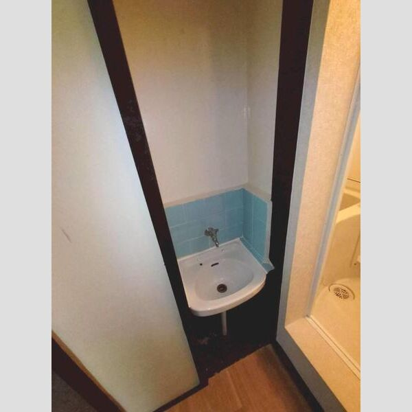 三葛アパートの独立洗面台