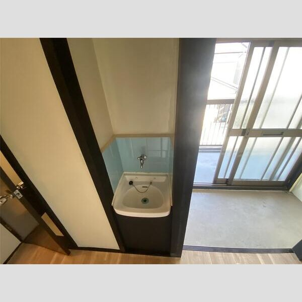 三葛アパートの独立洗面台