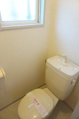 快適なバストイレ別！窓があり、換気がしやすいですね！