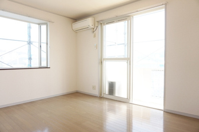 洋室６帖　２面採光　エアコン１基付！
