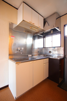 キッチンに採光の取れる窓あり