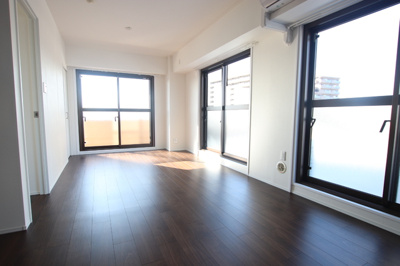 明るい日差しが差し込むリビングダイニング