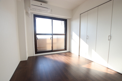 クローゼット付きの洋室