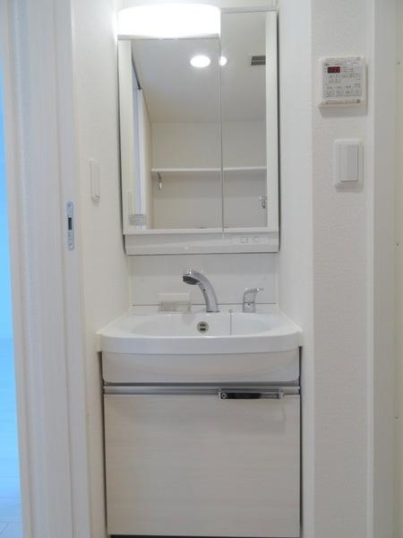 アドバンス大阪ソルテの洗面所|★大きな鏡の独立洗面台★