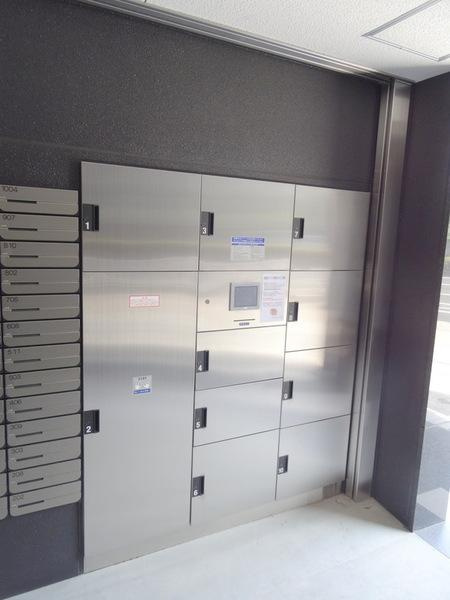 アドバンス大阪ソルテのエントランス|★便利な宅配BOX★