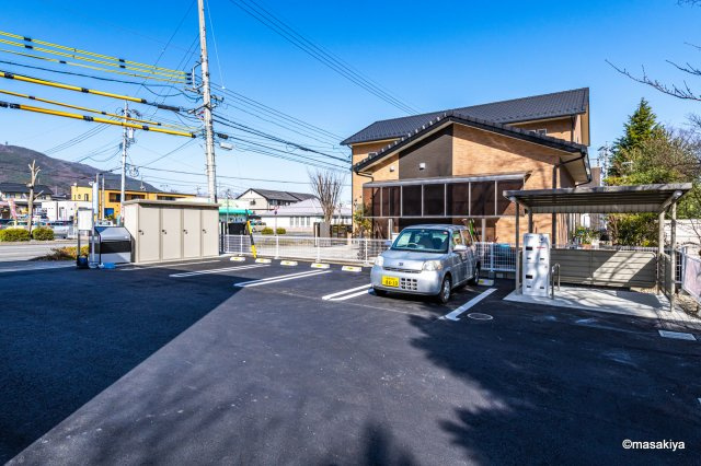 シャルマンの駐車場