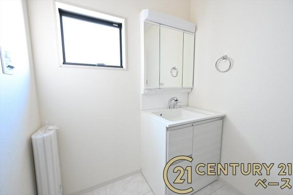 リーブルガーデン高畑町 ２号棟 ／新築一戸建の内観：施工例|■三面鏡タイプのミラーキャビネット！収納スペースも豊富です！■