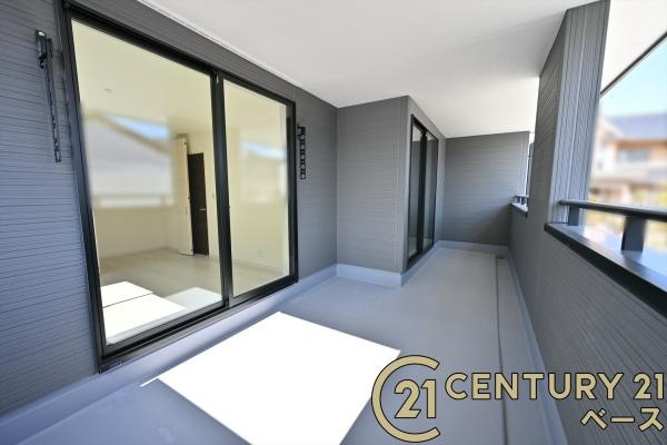 リーブルガーデン高畑町 ２号棟 ／新築一戸建のバルコニー|■現地撮影写真■広々バルコニー！お布団干しもラクに行えます！