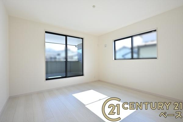 リーブルガーデン高畑町 ２号棟 ／新築一戸建の内観：施工例|■日当たりのよい明るい雰囲気の洋室です！■