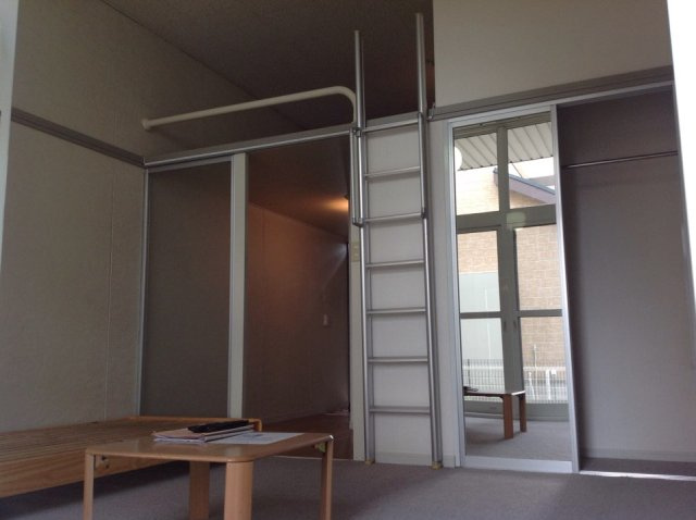 レオパレスメイプルⅢの居間・リビング