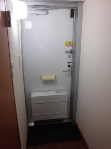 レオパレスディアコートの玄関