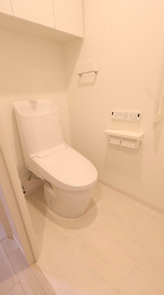 アルファステイツ西福原のトイレ|収納と手洗い付きのトイレ！