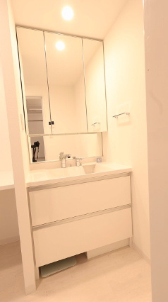 アルファステイツ西福原の独立洗面台|3面鏡の裏には小物を入れるのに便利な収納があります！