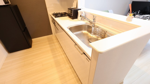 アルファステイツ西福原のキッチン|リビングにいるご家族と会話を楽しみながらお料理ができます！