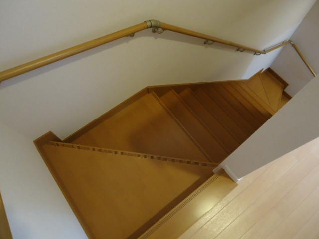 フラット　コスモスの内装|階段