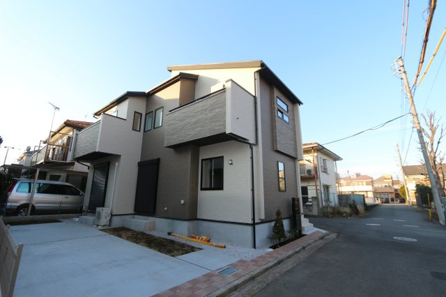 【Blooming Garden】小平市花小金井８丁目２期の外観|カースペース２台分あり、大荷物や旅行の際も荷物が楽に積み込み可能！