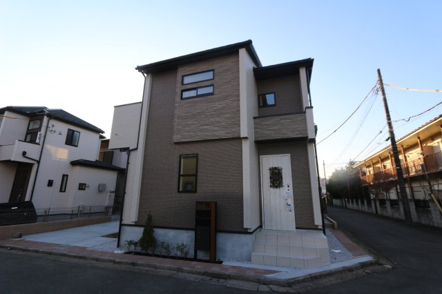 【Blooming Garden】小平市花小金井８丁目２期の外観|リビングイン階段で家族とのコミュニケーションが取れます！