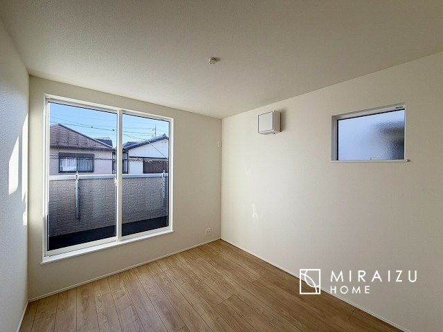 【寝室】 | 広さのある洋室は、ご夫婦様の寝室にぴったりですね。ご主人様の趣味のものや書斎などにも使用できるくらいの広さが嬉しいです。収納もばっちり完備してますのでお荷物が多いご家族様も安心してお暮しいただけます！