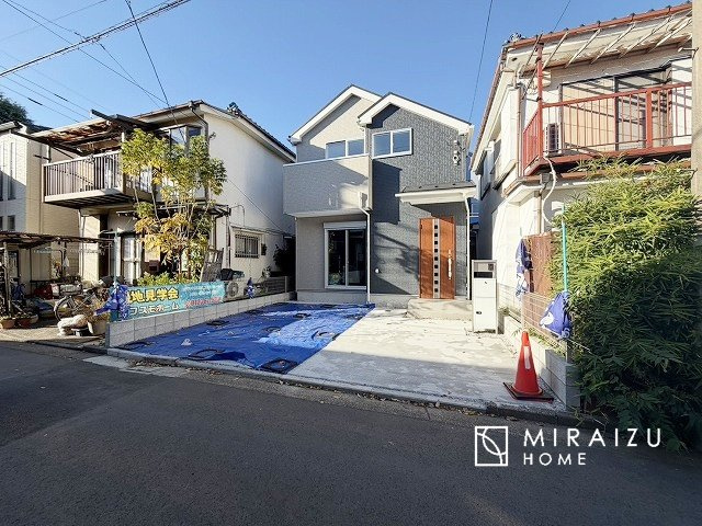 【外観】 | 青く澄み渡った綺麗な空と、陽の光をたっぷりと受ける、そんな新築住宅で新生活をスタートしてみませんか？見学・ご相談等、ミライズホーム(株)までお気軽にご連絡下さい。