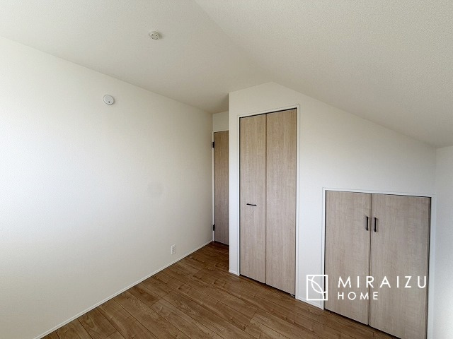 【洋室】 | 心も体も癒されるゆったりと落ち着いた洋室。窓が多いつくりになっています。窓が多いと明るい空間を保ち、室内へ気持ちの良い風も取り込んでくれます。