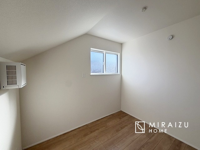 【寝室】 | 収納あり、自然な採光ありの洋室。家族みんなが気持ち良く目覚められる、過ごしやすい主寝室などにもお勧め。もちろん、ペットもご一緒に。