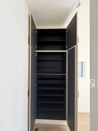 【収納】 | 収納あり、自然な採光ありの洋室。家族みんなが気持ち良く目覚められる、過ごしやすい主寝室などにもお勧め。もちろん、ペットもご一緒に。